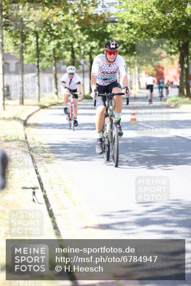 11.08.2024 - GEWOBA Citytriathlon Bremen H.Heesch http://msf.ph/oto/6784947 11.08.2024 13:09:57 Radfahren 264, 288, 336, 471 meine-sportfotos.de