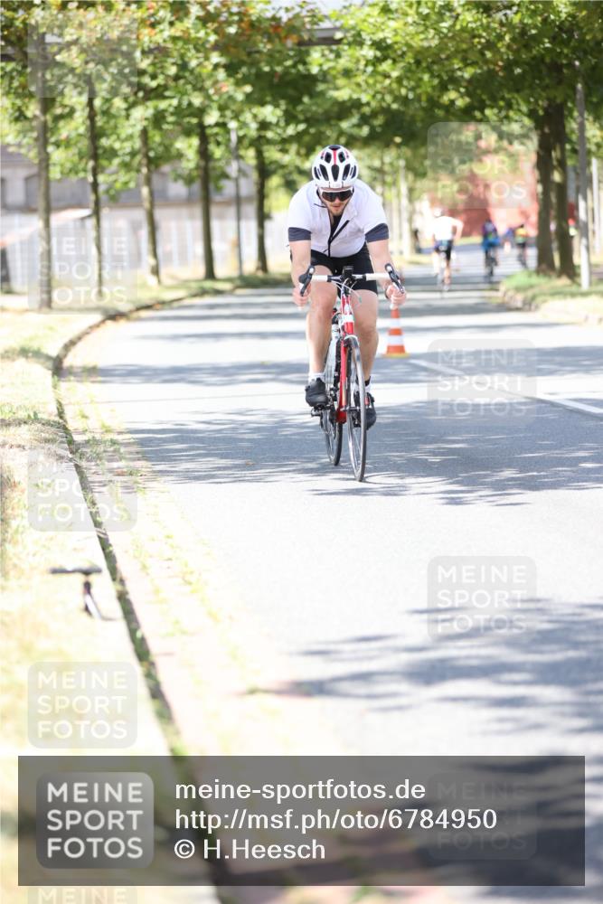 11.08.2024 - GEWOBA Citytriathlon Bremen H.Heesch http://msf.ph/oto/6784950 11.08.2024 13:09:58 Radfahren 264, 288, 336, 471 meine-sportfotos.de