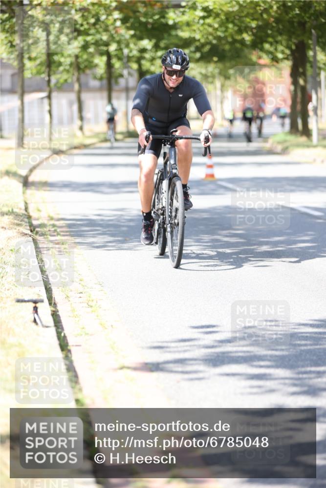 11.08.2024 - GEWOBA Citytriathlon Bremen H.Heesch http://msf.ph/oto/6785048 11.08.2024 13:10:13 Radfahren 280, 285, 287, 300, 338 meine-sportfotos.de