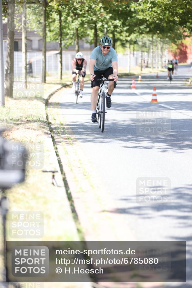 11.08.2024 - GEWOBA Citytriathlon Bremen H.Heesch http://msf.ph/oto/6785080 11.08.2024 13:10:18 Radfahren 215, 280, 285, 287, 300, 338, 1006 meine-sportfotos.de