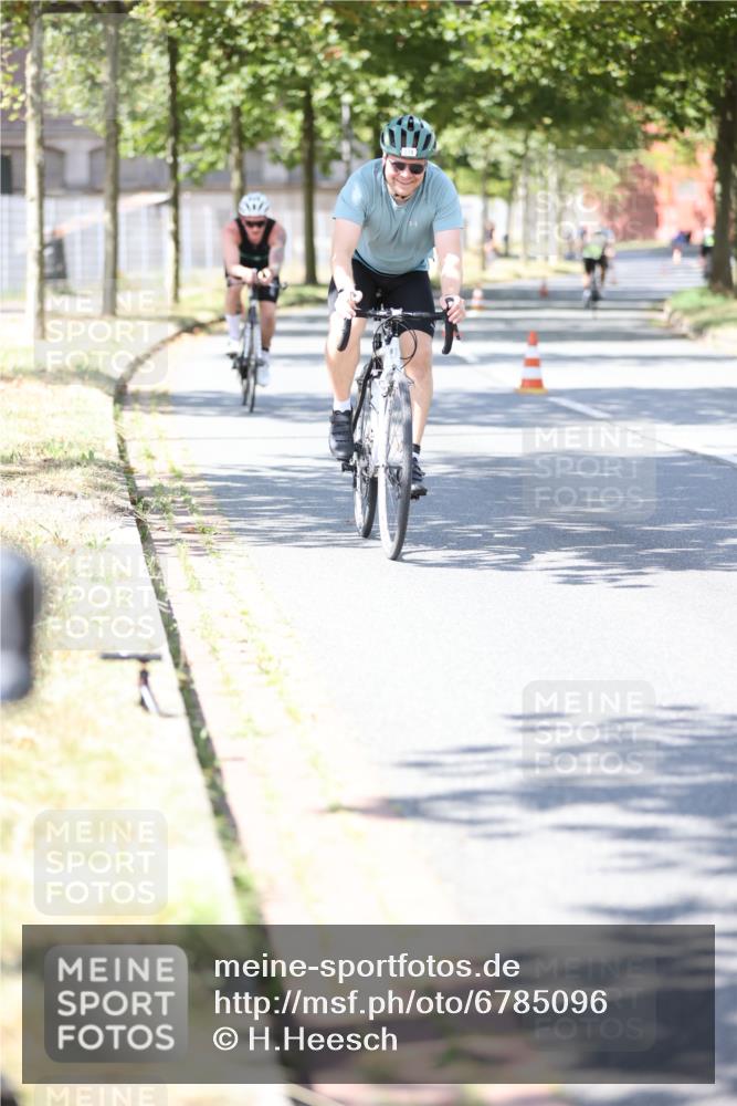 11.08.2024 - GEWOBA Citytriathlon Bremen H.Heesch http://msf.ph/oto/6785096 11.08.2024 13:10:18 Radfahren 215, 280, 285, 287, 300, 338, 1006 meine-sportfotos.de