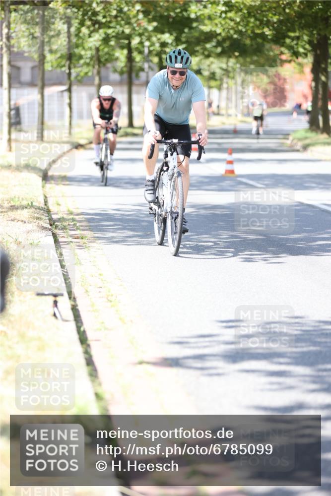 11.08.2024 - GEWOBA Citytriathlon Bremen H.Heesch http://msf.ph/oto/6785099 11.08.2024 13:10:19 Radfahren 215, 222, 280, 285, 287, 300, 338, 1006 meine-sportfotos.de