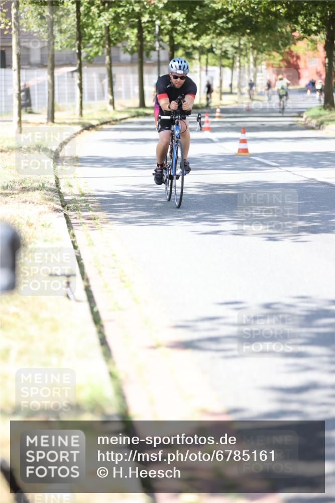 11.08.2024 - GEWOBA Citytriathlon Bremen H.Heesch http://msf.ph/oto/6785161 11.08.2024 13:10:23 Radfahren 215, 222, 280, 285, 287, 300, 338, 339, 460, 1006 meine-sportfotos.de