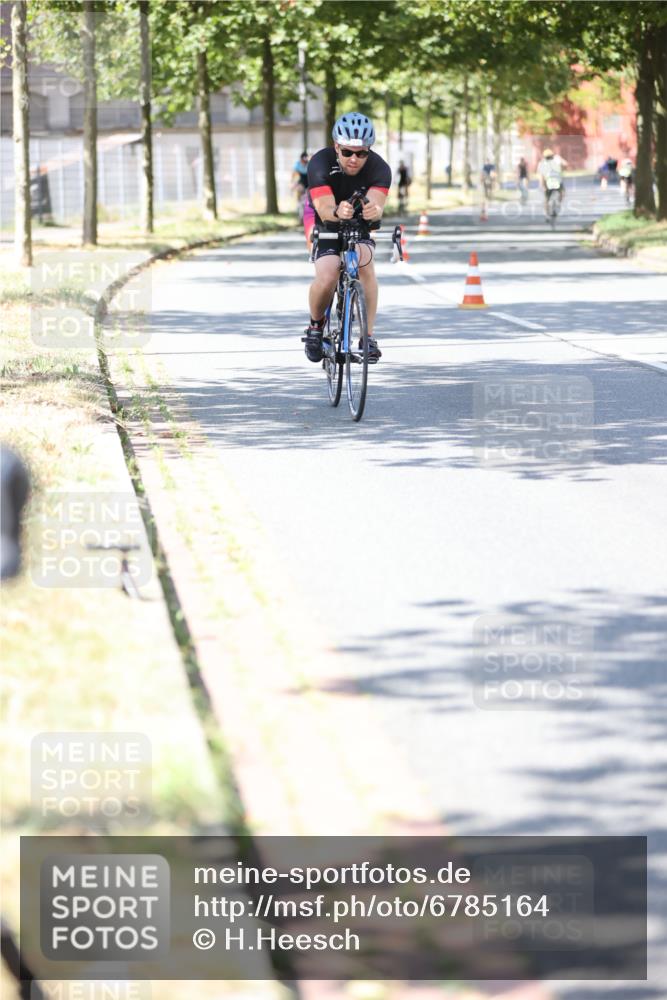 11.08.2024 - GEWOBA Citytriathlon Bremen H.Heesch http://msf.ph/oto/6785164 11.08.2024 13:10:24 Radfahren 205, 206, 215, 222, 280, 285, 287, 300, 338, 339, 460, 1006 meine-sportfotos.de