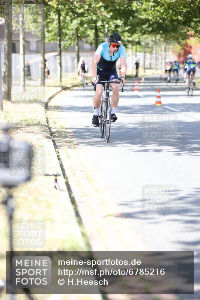 11.08.2024 - GEWOBA Citytriathlon Bremen H.Heesch http://msf.ph/oto/6785216 11.08.2024 13:10:29 Radfahren 205, 206, 215, 222, 245, 259, 265, 280, 338, 339, 460, 1006 meine-sportfotos.de