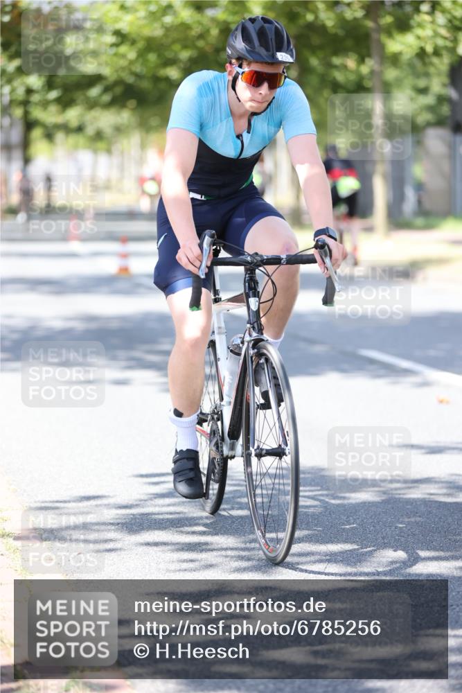 11.08.2024 - GEWOBA Citytriathlon Bremen H.Heesch http://msf.ph/oto/6785256 11.08.2024 13:10:30 Radfahren 205, 206, 215, 222, 245, 259, 265, 280, 338, 339, 460, 1006 meine-sportfotos.de