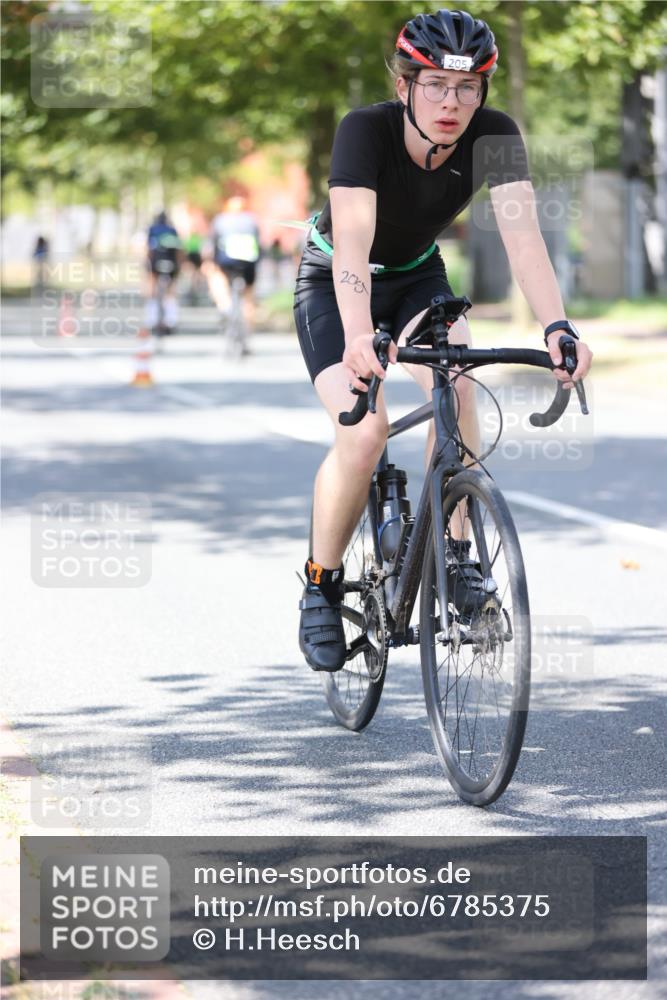 11.08.2024 - GEWOBA Citytriathlon Bremen H.Heesch http://msf.ph/oto/6785375 11.08.2024 13:10:37 Radfahren 205, 206, 215, 222, 245, 259, 265, 277, 339, 399, 460, 1006 meine-sportfotos.de