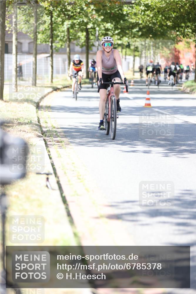 11.08.2024 - GEWOBA Citytriathlon Bremen H.Heesch http://msf.ph/oto/6785378 11.08.2024 13:10:40 Radfahren 205, 206, 215, 222, 245, 259, 265, 277, 339, 399, 460, 1006 meine-sportfotos.de