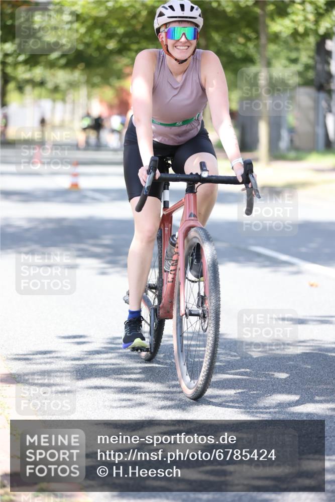 11.08.2024 - GEWOBA Citytriathlon Bremen H.Heesch http://msf.ph/oto/6785424 11.08.2024 13:10:40 Radfahren 205, 206, 215, 222, 245, 259, 265, 277, 339, 399, 460, 1006 meine-sportfotos.de