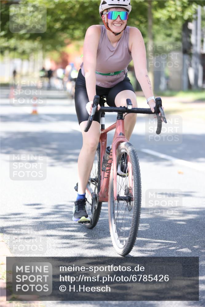 11.08.2024 - GEWOBA Citytriathlon Bremen H.Heesch http://msf.ph/oto/6785426 11.08.2024 13:10:41 Radfahren 205, 206, 215, 222, 245, 259, 265, 277, 326, 339, 399, 460 meine-sportfotos.de