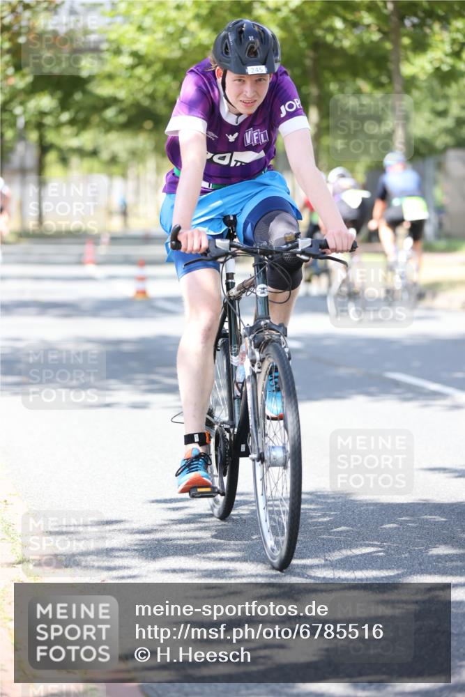 11.08.2024 - GEWOBA Citytriathlon Bremen H.Heesch http://msf.ph/oto/6785516 11.08.2024 13:10:45 Radfahren 205, 206, 245, 259, 265, 277, 293, 326, 339, 399, 460, 492 meine-sportfotos.de