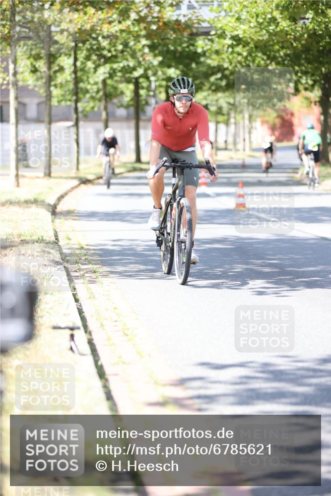 11.08.2024 - GEWOBA Citytriathlon Bremen H.Heesch http://msf.ph/oto/6785621 11.08.2024 13:10:57 Radfahren 234, 277, 293, 321, 326, 399, 492, 534 meine-sportfotos.de