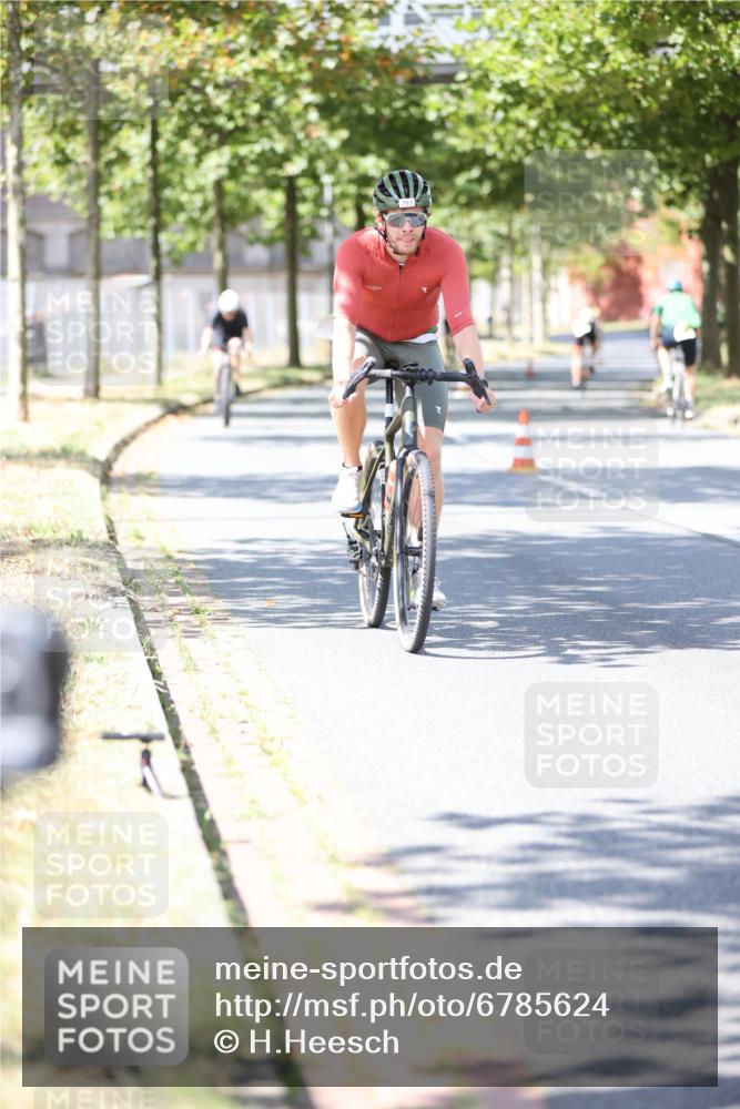 11.08.2024 - GEWOBA Citytriathlon Bremen H.Heesch http://msf.ph/oto/6785624 11.08.2024 13:10:58 Radfahren 234, 277, 293, 321, 326, 399, 492, 534 meine-sportfotos.de
