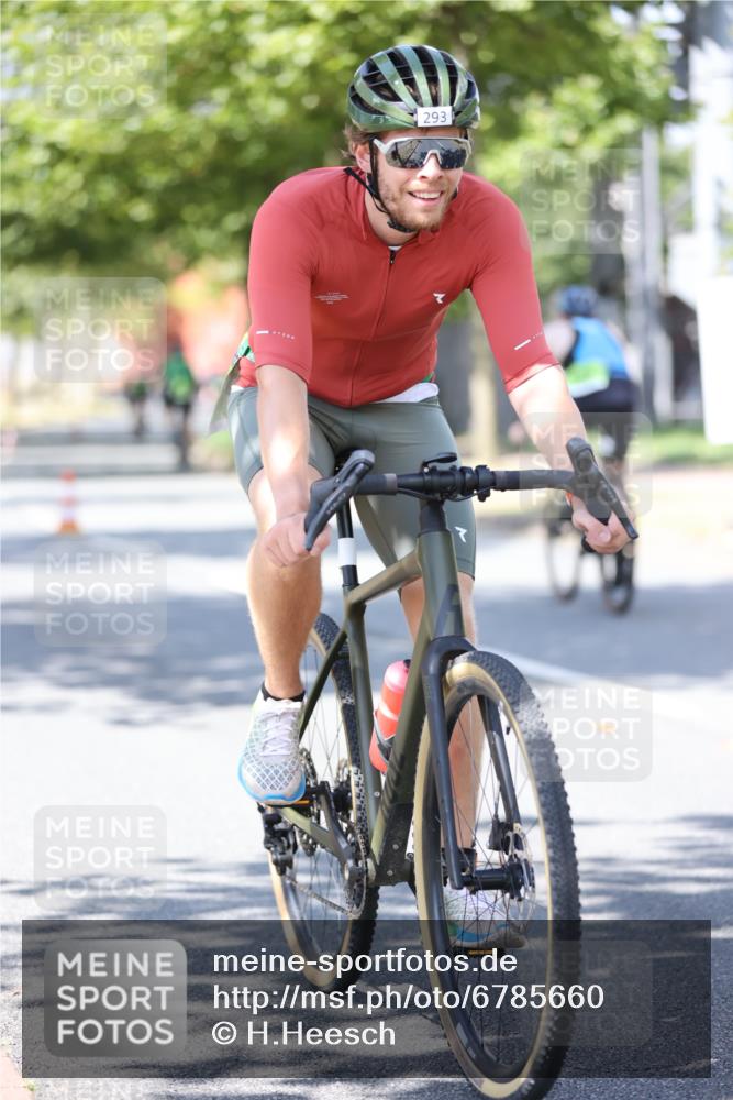 11.08.2024 - GEWOBA Citytriathlon Bremen H.Heesch http://msf.ph/oto/6785660 11.08.2024 13:10:58 Radfahren 234, 277, 293, 321, 326, 399, 492, 534 meine-sportfotos.de