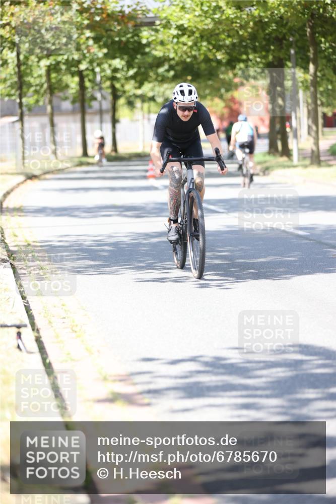11.08.2024 - GEWOBA Citytriathlon Bremen H.Heesch http://msf.ph/oto/6785670 11.08.2024 13:11:00 Radfahren 234, 293, 321, 326, 399, 492, 534 meine-sportfotos.de