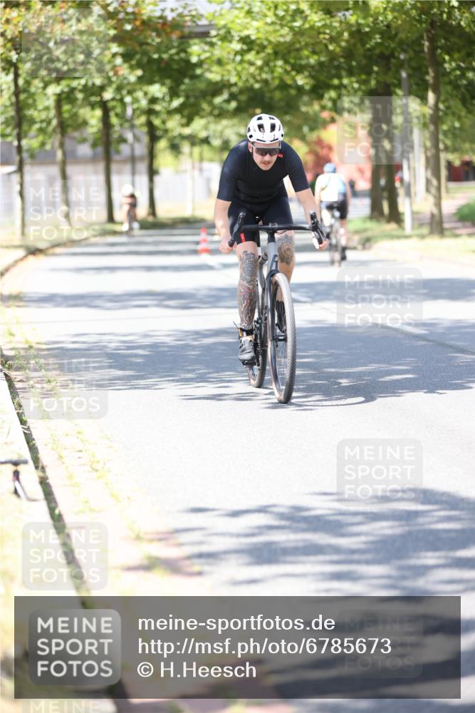 11.08.2024 - GEWOBA Citytriathlon Bremen H.Heesch http://msf.ph/oto/6785673 11.08.2024 13:11:01 Radfahren 234, 293, 321, 326, 399, 459, 492, 534 meine-sportfotos.de