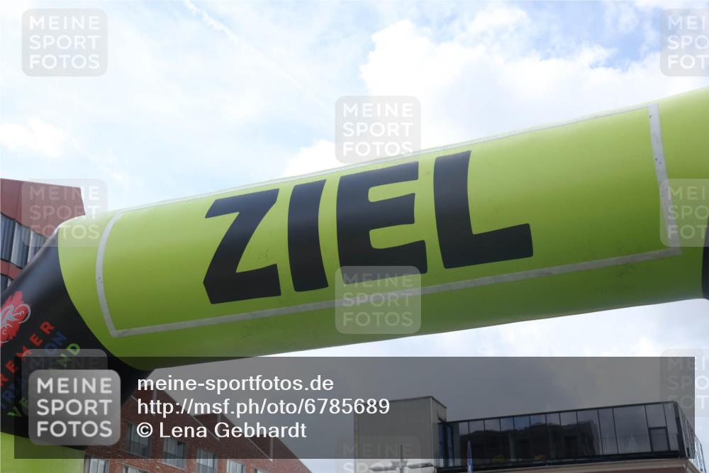 11.08.2024 - GEWOBA Citytriathlon Bremen Lena Gebhardt http://msf.ph/oto/6785689 11.08.2024 10:57:04 Ziel  meine-sportfotos.de