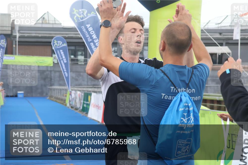 11.08.2024 - GEWOBA Citytriathlon Bremen Lena Gebhardt http://msf.ph/oto/6785968 11.08.2024 11:03:02 Ziel 63, 72 meine-sportfotos.de