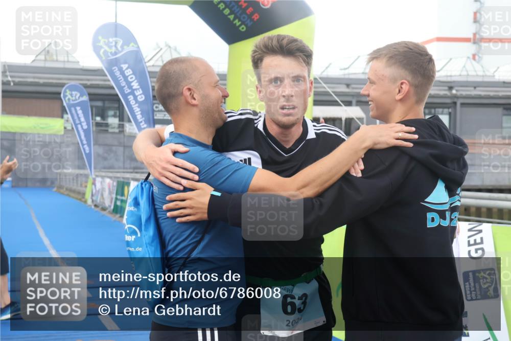 11.08.2024 - GEWOBA Citytriathlon Bremen Lena Gebhardt http://msf.ph/oto/6786008 11.08.2024 11:03:04 Ziel 63 meine-sportfotos.de
