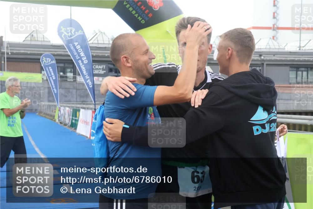 11.08.2024 - GEWOBA Citytriathlon Bremen Lena Gebhardt http://msf.ph/oto/6786010 11.08.2024 11:03:05 Ziel  meine-sportfotos.de