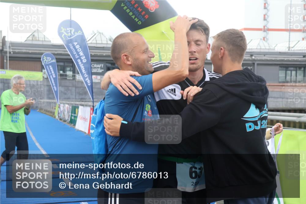 11.08.2024 - GEWOBA Citytriathlon Bremen Lena Gebhardt http://msf.ph/oto/6786013 11.08.2024 11:03:05 Ziel  meine-sportfotos.de
