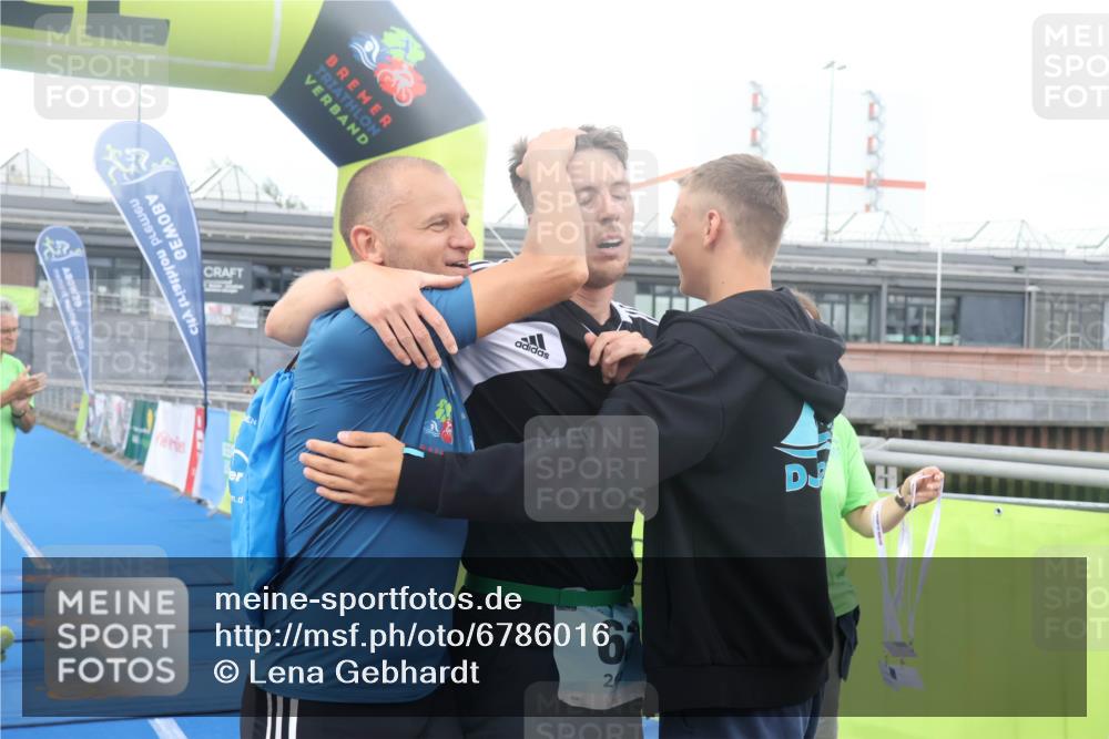 11.08.2024 - GEWOBA Citytriathlon Bremen Lena Gebhardt http://msf.ph/oto/6786016 11.08.2024 11:03:05 Ziel  meine-sportfotos.de