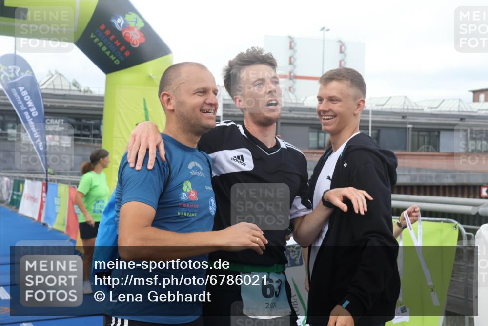 11.08.2024 - GEWOBA Citytriathlon Bremen Lena Gebhardt http://msf.ph/oto/6786021 11.08.2024 11:03:05 Ziel  meine-sportfotos.de