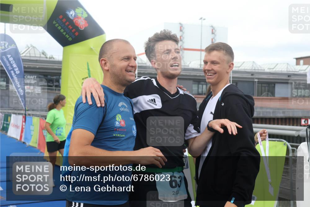 11.08.2024 - GEWOBA Citytriathlon Bremen Lena Gebhardt http://msf.ph/oto/6786023 11.08.2024 11:03:06 Ziel  meine-sportfotos.de