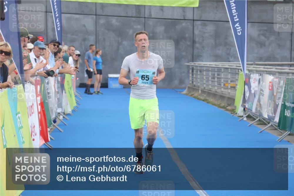 11.08.2024 - GEWOBA Citytriathlon Bremen Lena Gebhardt http://msf.ph/oto/6786061 11.08.2024 11:03:20 Ziel 65 meine-sportfotos.de