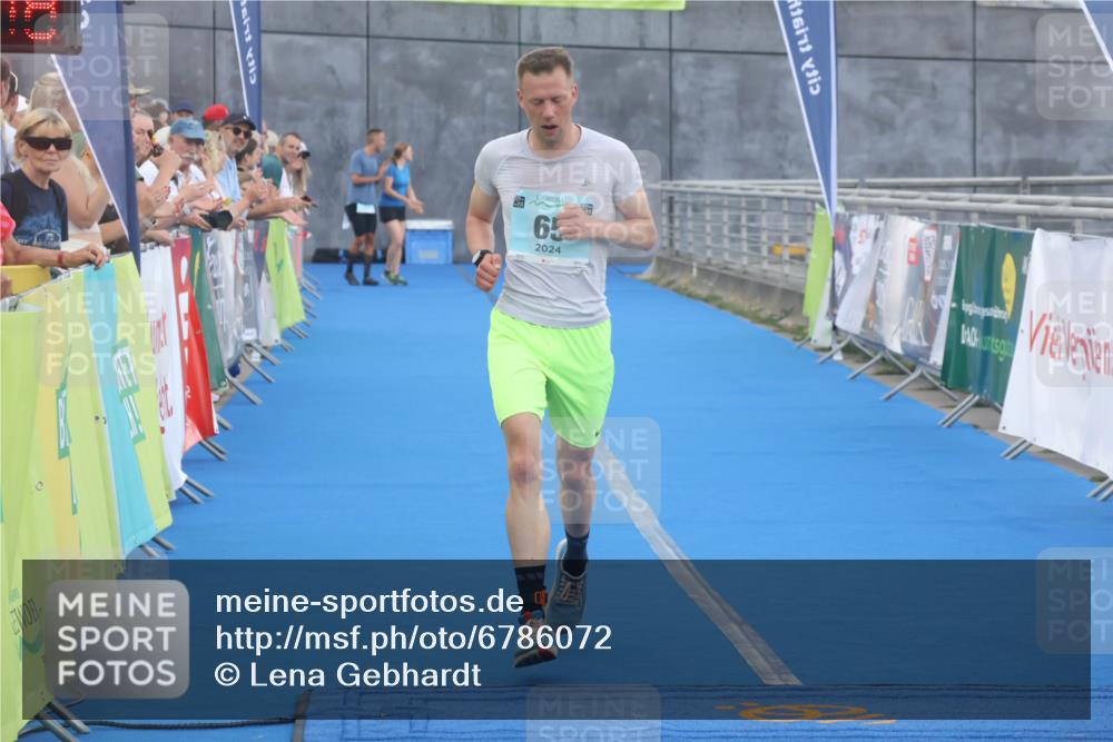 11.08.2024 - GEWOBA Citytriathlon Bremen Lena Gebhardt http://msf.ph/oto/6786072 11.08.2024 11:03:21 Ziel 65 meine-sportfotos.de