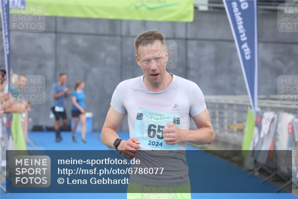 11.08.2024 - GEWOBA Citytriathlon Bremen Lena Gebhardt http://msf.ph/oto/6786077 11.08.2024 11:03:22 Ziel 65 meine-sportfotos.de