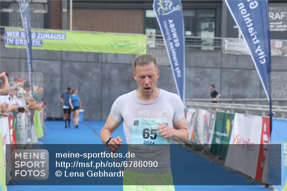 11.08.2024 - GEWOBA Citytriathlon Bremen Lena Gebhardt http://msf.ph/oto/6786090 11.08.2024 11:03:23 Ziel 65 meine-sportfotos.de