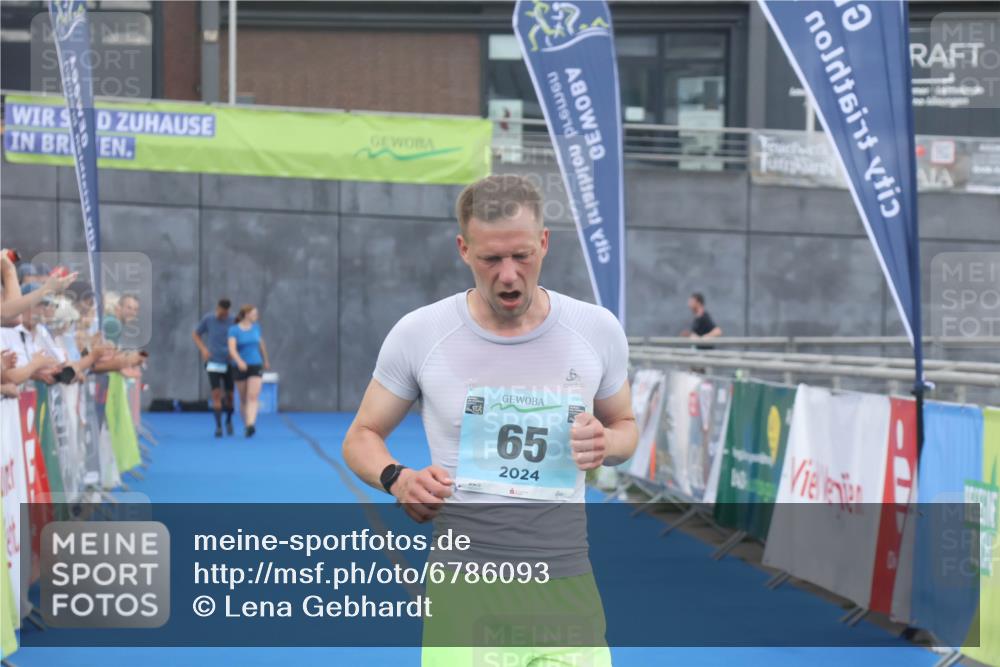 11.08.2024 - GEWOBA Citytriathlon Bremen Lena Gebhardt http://msf.ph/oto/6786093 11.08.2024 11:03:23 Ziel 65 meine-sportfotos.de