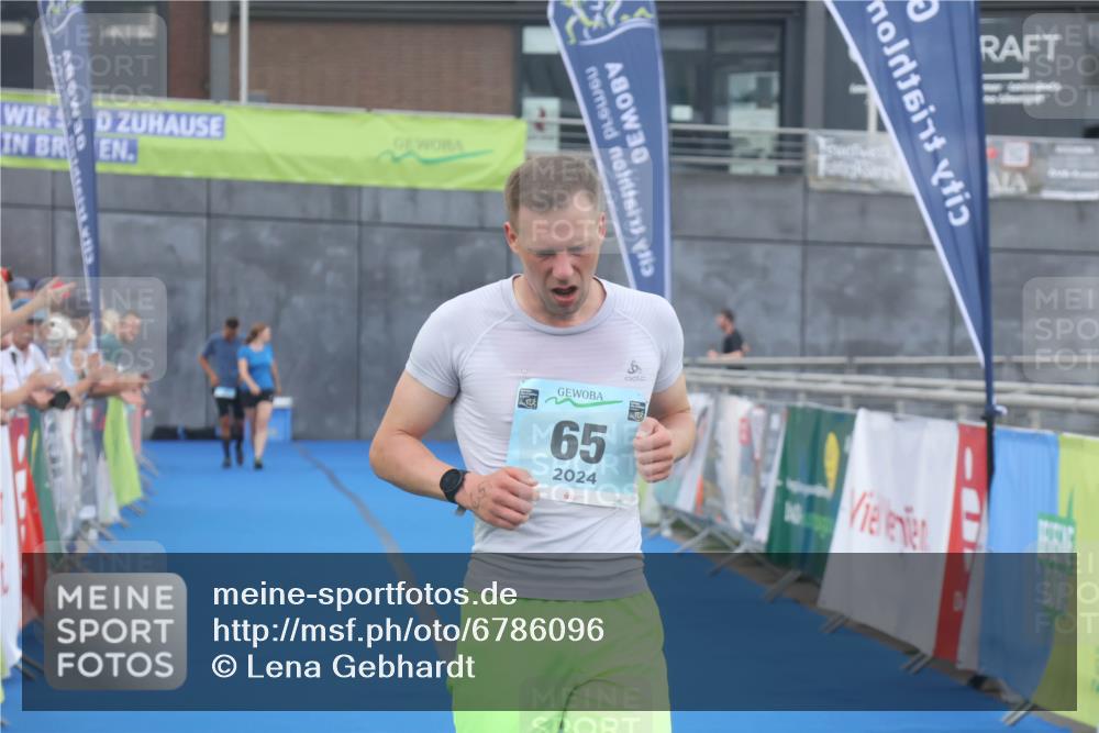 11.08.2024 - GEWOBA Citytriathlon Bremen Lena Gebhardt http://msf.ph/oto/6786096 11.08.2024 11:03:23 Ziel 65 meine-sportfotos.de
