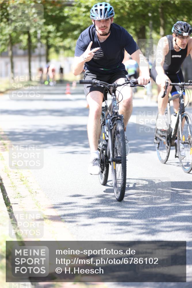 11.08.2024 - GEWOBA Citytriathlon Bremen H.Heesch http://msf.ph/oto/6786102 11.08.2024 13:11:27 Radfahren 212, 217, 223, 233, 262, 278, 282, 308, 311, 315, 324, 337, 379, 413, 426, 428, 474, 518, 538, 542 meine-sportfotos.de