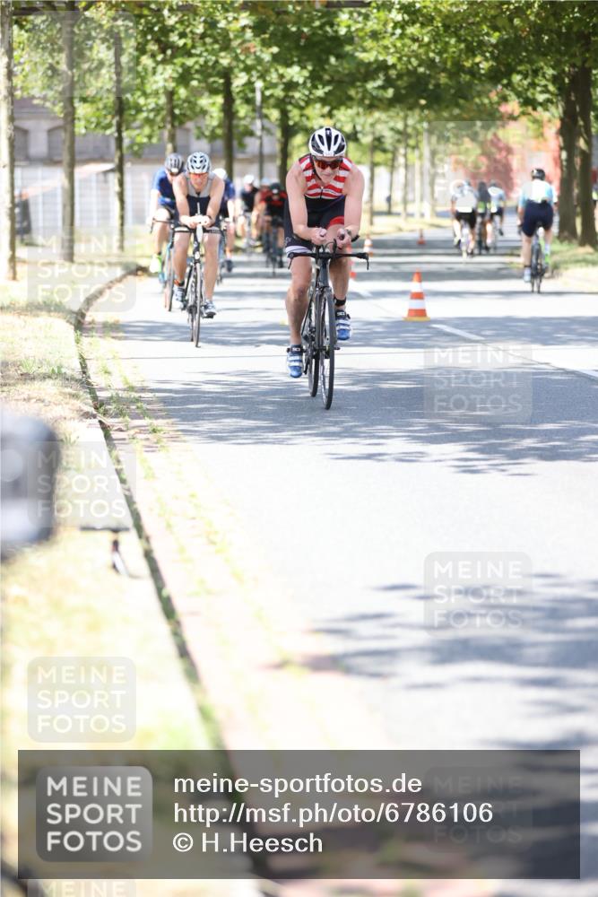 11.08.2024 - GEWOBA Citytriathlon Bremen H.Heesch http://msf.ph/oto/6786106 11.08.2024 13:11:31 Radfahren 212, 217, 262, 278, 282, 308, 311, 315, 324, 337, 379, 413, 426, 428, 474, 487, 518, 538, 542 meine-sportfotos.de