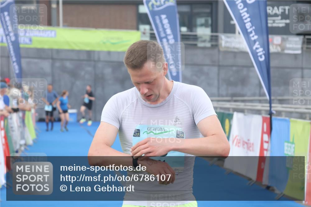11.08.2024 - GEWOBA Citytriathlon Bremen Lena Gebhardt http://msf.ph/oto/6786107 11.08.2024 11:03:24 Ziel 65, 85 meine-sportfotos.de