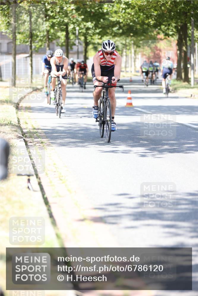 11.08.2024 - GEWOBA Citytriathlon Bremen H.Heesch http://msf.ph/oto/6786120 11.08.2024 13:11:31 Radfahren 212, 217, 262, 278, 282, 308, 311, 315, 324, 337, 379, 413, 426, 428, 474, 487, 518, 538, 542 meine-sportfotos.de