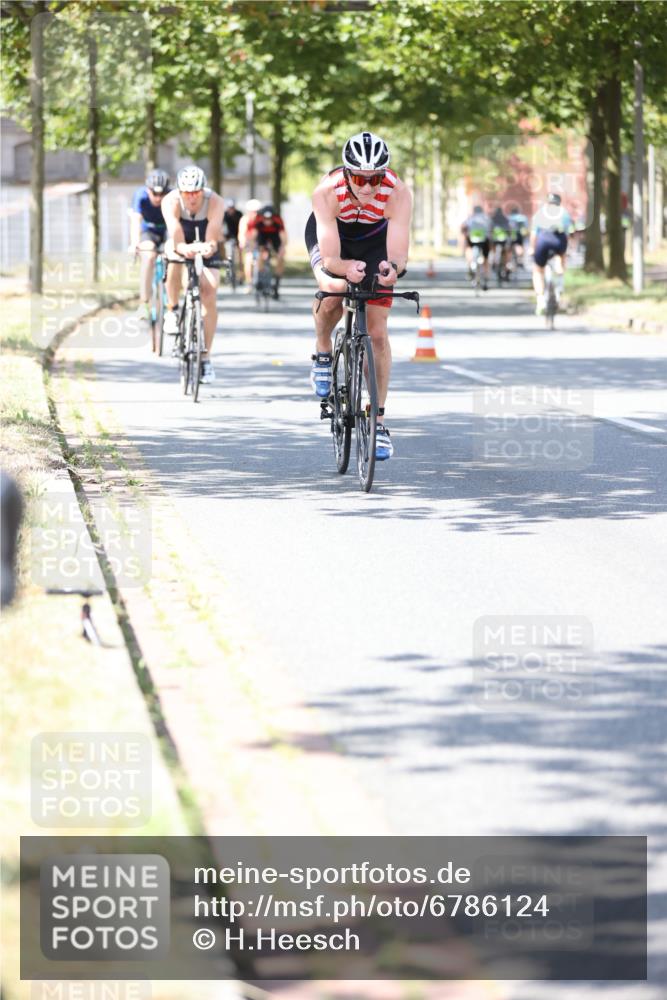 11.08.2024 - GEWOBA Citytriathlon Bremen H.Heesch http://msf.ph/oto/6786124 11.08.2024 13:11:32 Radfahren 212, 217, 262, 278, 282, 290, 308, 311, 315, 324, 337, 379, 413, 426, 474, 487, 518, 542 meine-sportfotos.de