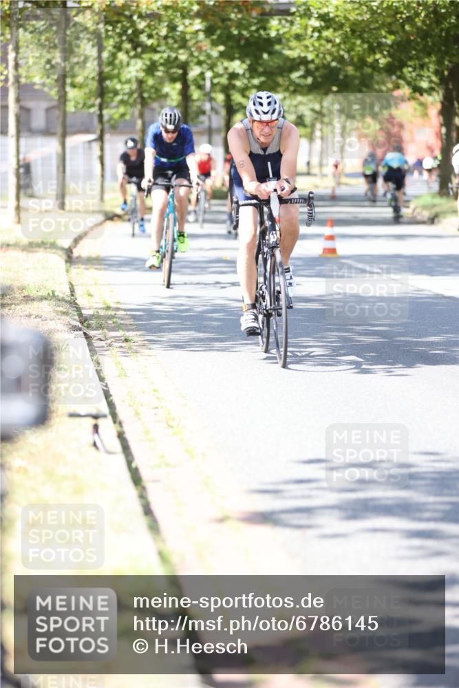 11.08.2024 - GEWOBA Citytriathlon Bremen H.Heesch http://msf.ph/oto/6786145 11.08.2024 13:11:32 Radfahren 212, 217, 262, 278, 282, 290, 308, 311, 315, 324, 337, 379, 413, 426, 474, 487, 518, 542 meine-sportfotos.de