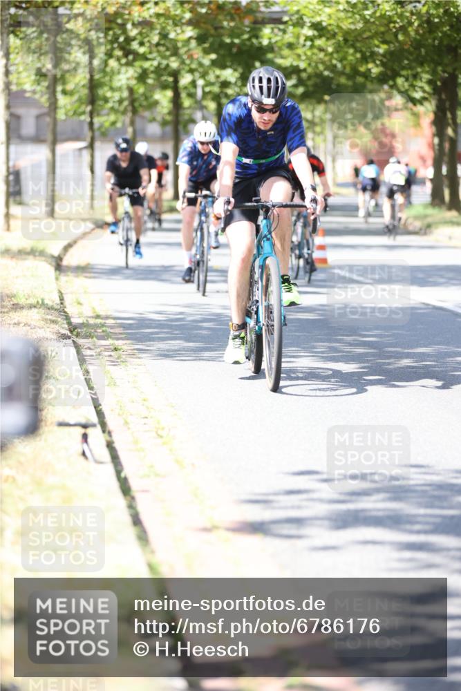 11.08.2024 - GEWOBA Citytriathlon Bremen H.Heesch http://msf.ph/oto/6786176 11.08.2024 13:11:33 Radfahren 212, 217, 262, 278, 282, 290, 308, 311, 324, 337, 379, 413, 426, 474, 487, 518, 542 meine-sportfotos.de