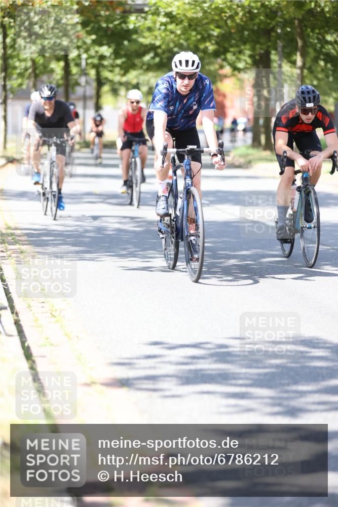 11.08.2024 - GEWOBA Citytriathlon Bremen H.Heesch http://msf.ph/oto/6786212 11.08.2024 13:11:34 Radfahren 212, 217, 262, 278, 282, 290, 308, 311, 324, 337, 379, 413, 474, 487, 518, 542 meine-sportfotos.de
