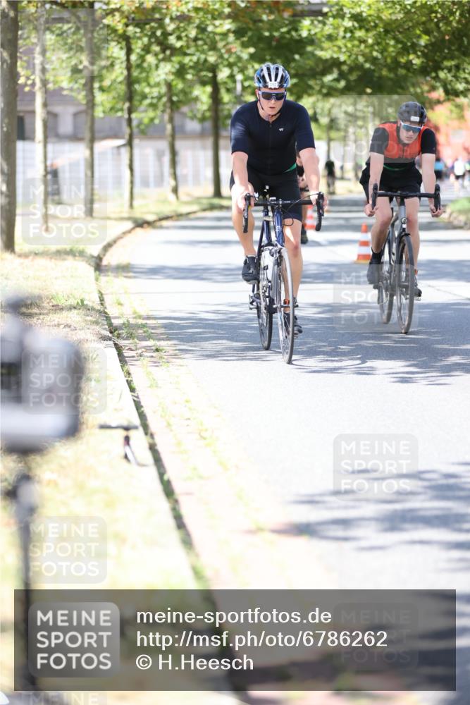 11.08.2024 - GEWOBA Citytriathlon Bremen H.Heesch http://msf.ph/oto/6786262 11.08.2024 13:11:36 Radfahren 212, 217, 262, 282, 290, 308, 311, 324, 337, 379, 413, 474, 487, 518, 542 meine-sportfotos.de