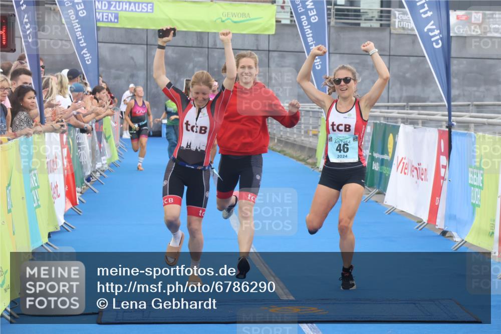 11.08.2024 - GEWOBA Citytriathlon Bremen Lena Gebhardt http://msf.ph/oto/6786290 11.08.2024 11:04:58 Ziel 46, 105 meine-sportfotos.de