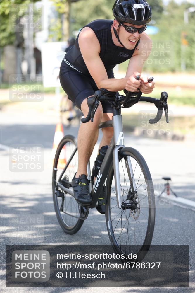 11.08.2024 - GEWOBA Citytriathlon Bremen H.Heesch http://msf.ph/oto/6786327 11.08.2024 13:11:38 Radfahren 217, 262, 282, 290, 311, 324, 337, 379, 413, 474, 487, 518, 542 meine-sportfotos.de