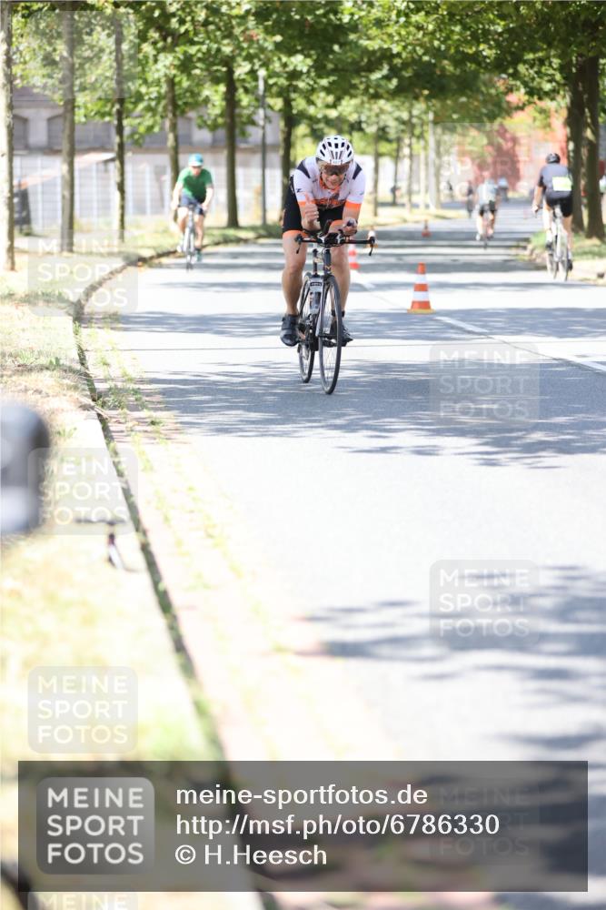 11.08.2024 - GEWOBA Citytriathlon Bremen H.Heesch http://msf.ph/oto/6786330 11.08.2024 13:11:41 Radfahren 262, 282, 286, 290, 311, 324, 337, 379, 413, 487, 518, 542 meine-sportfotos.de