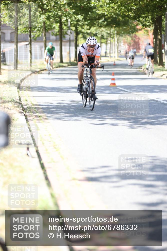 11.08.2024 - GEWOBA Citytriathlon Bremen H.Heesch http://msf.ph/oto/6786332 11.08.2024 13:11:41 Radfahren 262, 282, 286, 290, 311, 324, 337, 379, 413, 487, 518, 542 meine-sportfotos.de