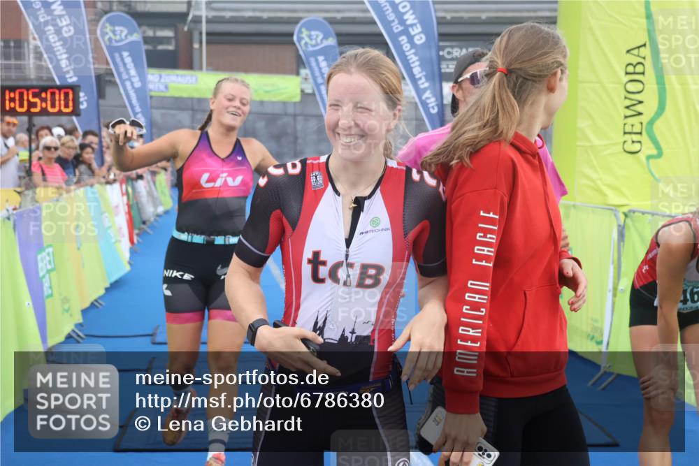 11.08.2024 - GEWOBA Citytriathlon Bremen Lena Gebhardt http://msf.ph/oto/6786380 11.08.2024 11:05:03 Ziel 46, 105 meine-sportfotos.de
