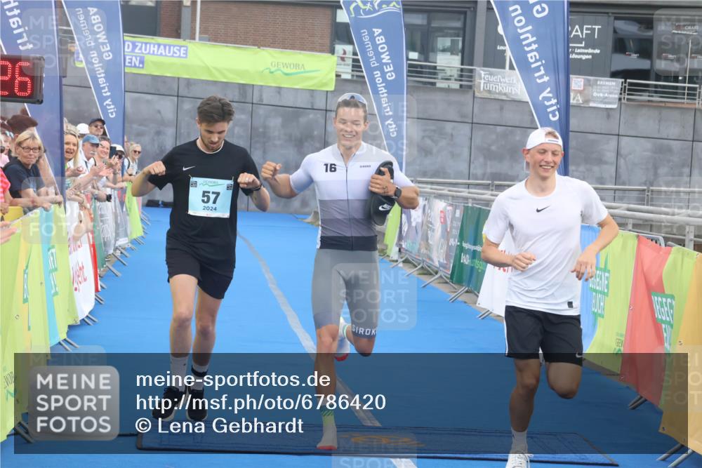 11.08.2024 - GEWOBA Citytriathlon Bremen Lena Gebhardt http://msf.ph/oto/6786420 11.08.2024 11:05:30 Ziel 57 meine-sportfotos.de