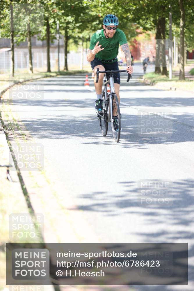 11.08.2024 - GEWOBA Citytriathlon Bremen H.Heesch http://msf.ph/oto/6786423 11.08.2024 13:11:45 Radfahren 262, 282, 286, 290, 311, 337, 379, 413, 487, 542 meine-sportfotos.de